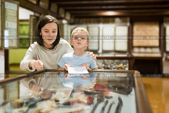 Woman and boy exploring artworks in museum. Стоковое фото, фотограф Яков Филимонов / Фотобанк Лори