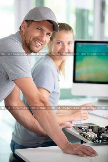 woman and man repairing desktop computer at service center. Стоковое фото, агентство Ingram Publishing / Фотобанк Лори
