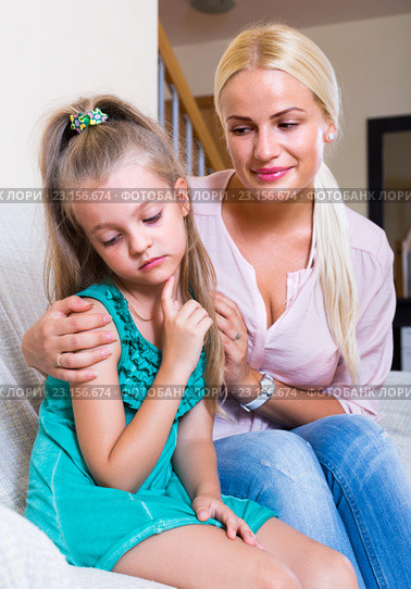 woman and offended child. Стоковое фото, фотограф Яков Филимонов / Фотобанк Лори