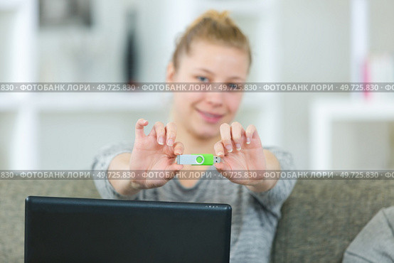 woman before plugging a pendrive on a laptop. Стоковое фото, агентство Ingram Publishing / Фотобанк Лори