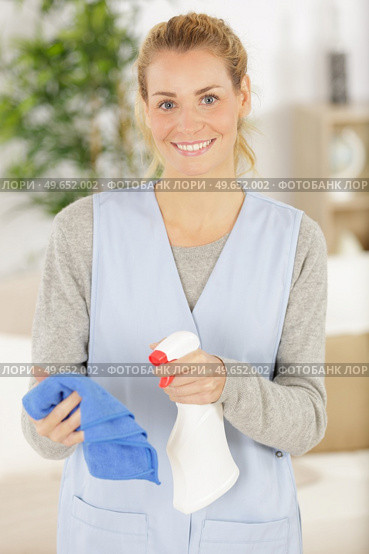 woman cleaner holding a spray detergent. Стоковое фото, агентство Ingram Publishing / Фотобанк Лори