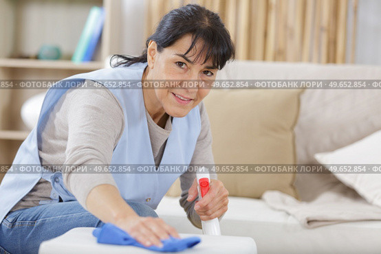 woman cleaning with a spray detergent. Стоковое фото, агентство Ingram Publishing / Фотобанк Лори