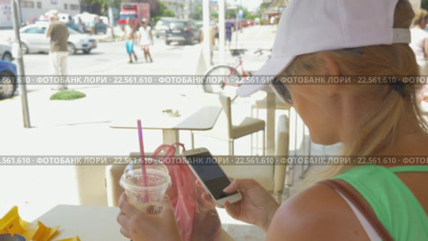 Woman communicating in mobile messenger. Стоковое видео, видеограф Данил Руденко / Фотобанк Лори