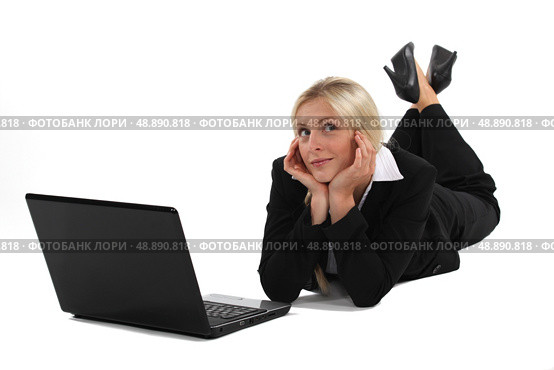 Woman daydreaming in front of her laptop. Стоковое фото, агентство Ingram Publishing / Фотобанк Лори