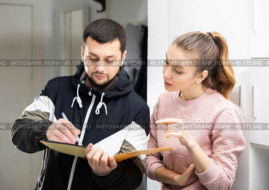 Woman discussing apartment lease agreement with landlord. Стоковое фото, фотограф Яков Филимонов / Фотобанк Лори