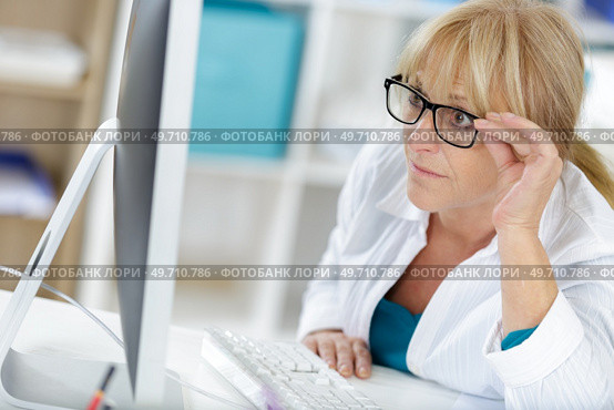 woman doctor watching vital sign with pc. Стоковое фото, агентство Ingram Publishing / Фотобанк Лори
