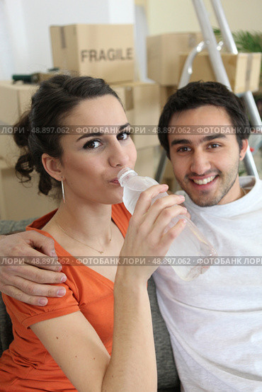 woman drinking water from bottle. Стоковое фото, агентство Ingram Publishing / Фотобанк Лори