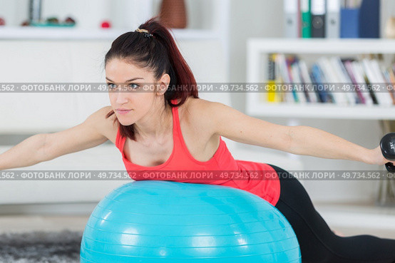 Woman exercising on aerobic ball. Стоковое фото, агентство Ingram Publishing / Фотобанк Лори