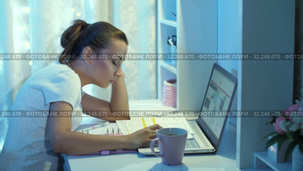 Woman falls asleep while working on laptop. Стоковое видео, видеограф Илья Шаматура / Фотобанк Лори