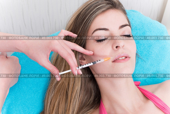 Woman getting anticellulite and anti fat therapy in beauty salon. Стоковое фото, агентство Ingram Publishing / Фотобанк Лори