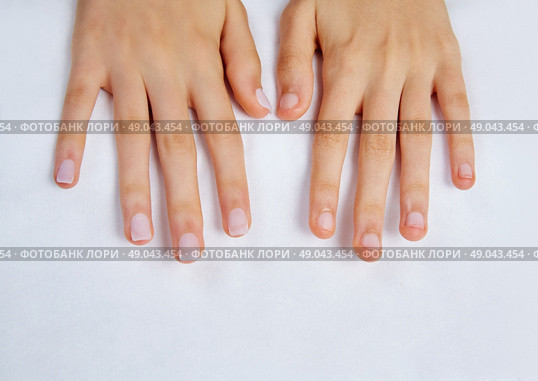 woman hands with nails before treatment on white towel in salon. Стоковое фото, агентство Ingram Publishing / Фотобанк Лори