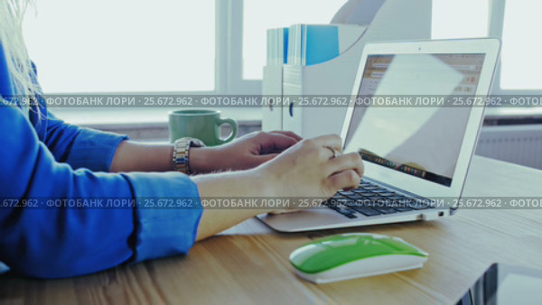 Woman Hands Working On Laptop Computer. Стоковое видео, видеограф Станислав Панкратов / Фотобанк Лори