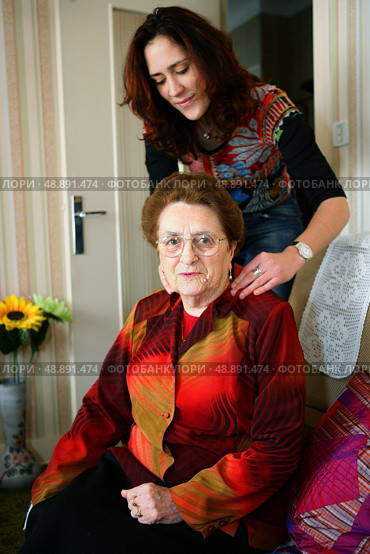 Woman helping old lady. Стоковое фото, агентство Ingram Publishing / Фотобанк Лори