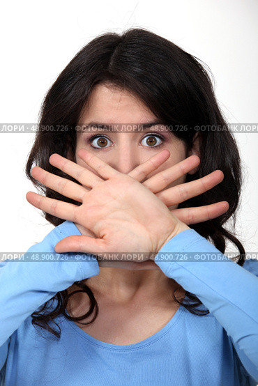 Woman hiding her mouth. Стоковое фото, агентство Ingram Publishing / Фотобанк Лори