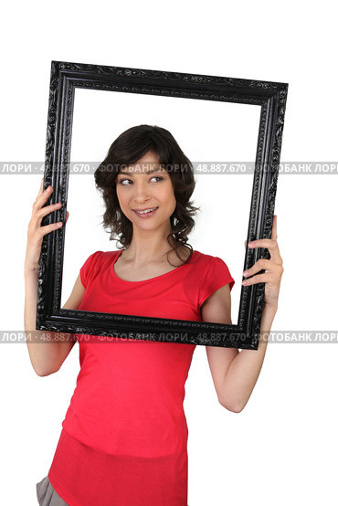 Woman holding a picture frame. Стоковое фото, агентство Ingram Publishing / Фотобанк Лори