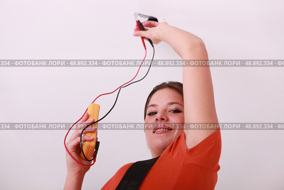 Woman holding a voltmeter. Стоковое фото, агентство Ingram Publishing / Фотобанк Лори