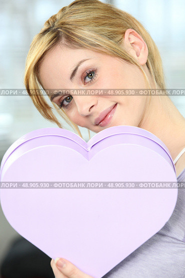 Woman holding heart-shaped box. Стоковое фото, агентство Ingram Publishing / Фотобанк Лори