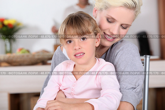 Woman hugging her daughter. Стоковое фото, агентство Ingram Publishing / Фотобанк Лори