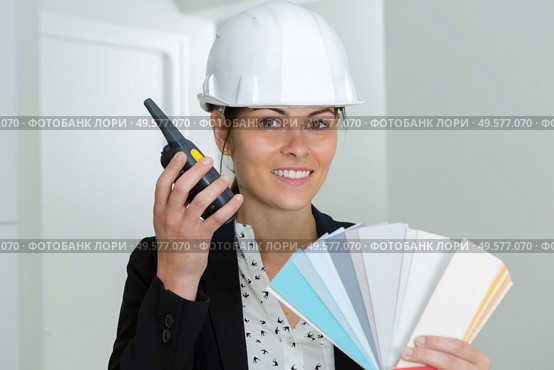 woman in helmet working with color samples. Стоковое фото, агентство Ingram Publishing / Фотобанк Лори