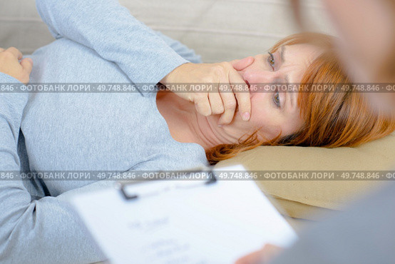 Woman in tears talking to therapist. Стоковое фото, агентство Ingram Publishing / Фотобанк Лори