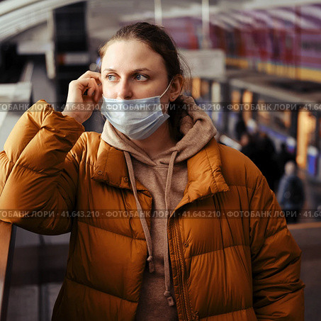 Woman in the subway with mistakenly wearing a mask on her face where her nose is not closed. Стоковое фото, фотограф Андрей Журавлев / Фотобанк Лори