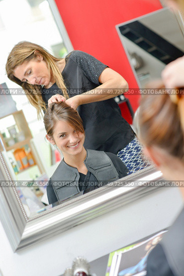 woman is having her hair done. Стоковое фото, агентство Ingram Publishing / Фотобанк Лори