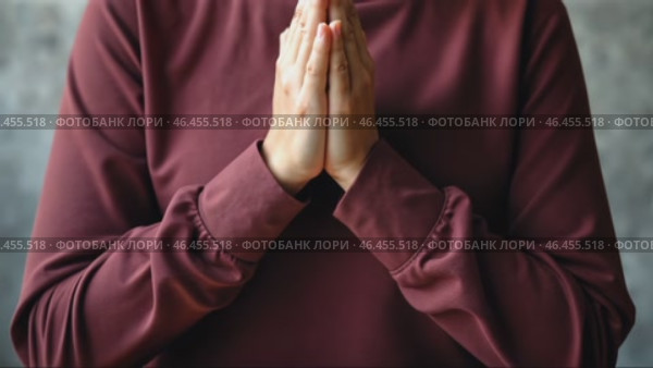 Woman is praying in front of a book. Стоковое AI-видео, аниматор Sergey Grishin / Фотобанк Лори