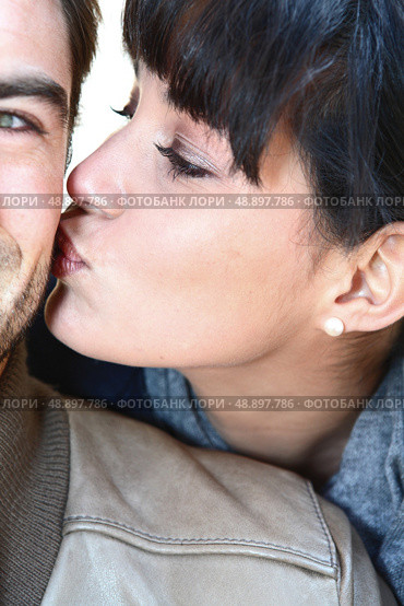 Woman kissing man. Стоковое фото, агентство Ingram Publishing / Фотобанк Лори