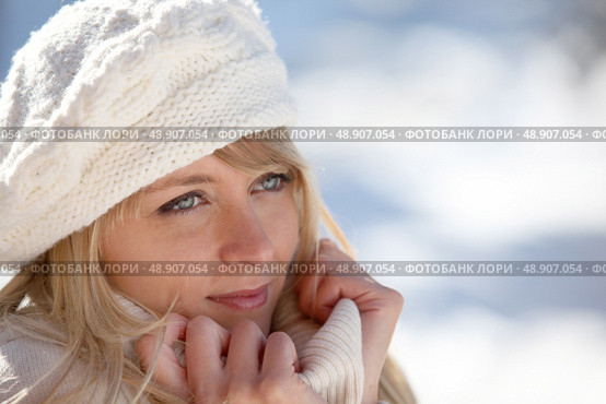 Woman looking very cold. Стоковое фото, агентство Ingram Publishing / Фотобанк Лори
