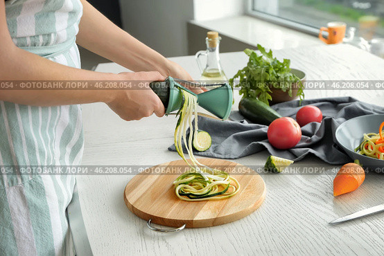 Woman making zucchini spaghetti. Стоковое фото, фотограф Pixel_shot / Фотобанк Лори