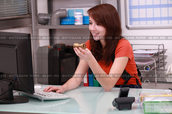 Woman ordering parts. Стоковое фото, агентство Ingram Publishing / Фотобанк Лори
