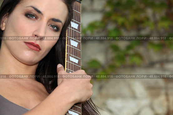 Woman outdoors with guitar. Стоковое фото, агентство Ingram Publishing / Фотобанк Лори