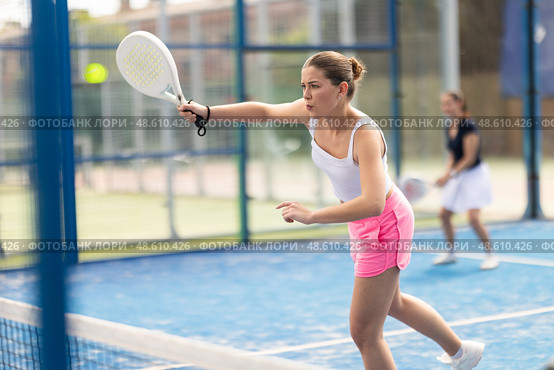 woman participates in a paddle tennis tournament. Стоковое фото, фотограф Яков Филимонов / Фотобанк Лори