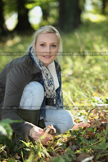 Woman picking mushrooms in the woods. Стоковое фото, агентство Ingram Publishing / Фотобанк Лори