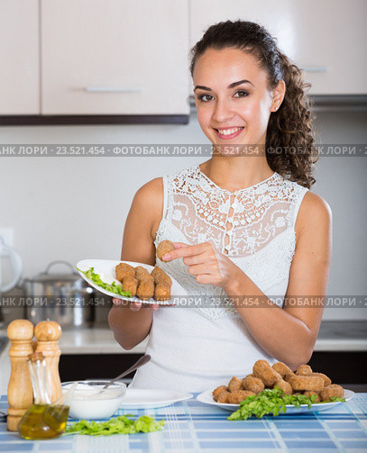 woman posing with plate of deep-fried kroketten. Стоковое фото, фотограф Яков Филимонов / Фотобанк Лори