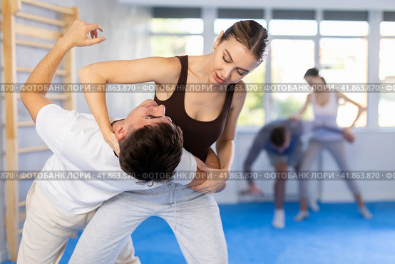 Woman practices blows to the head of a male attacker during self defense training. Стоковое фото, фотограф Яков Филимонов / Фотобанк Лори