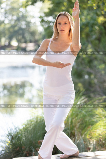 woman practicing tai chi quan in the park. Стоковое фото, агентство Ingram Publishing / Фотобанк Лори