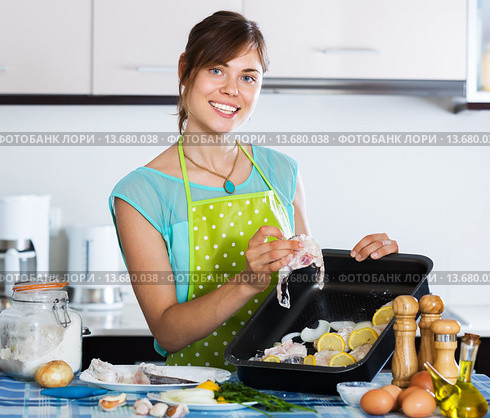 Woman preparing merluccid hake. Стоковое фото, фотограф Яков Филимонов / Фотобанк Лори