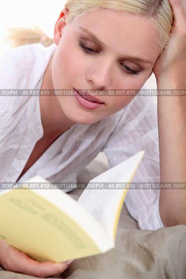 Woman reading. Стоковое фото, агентство Ingram Publishing / Фотобанк Лори