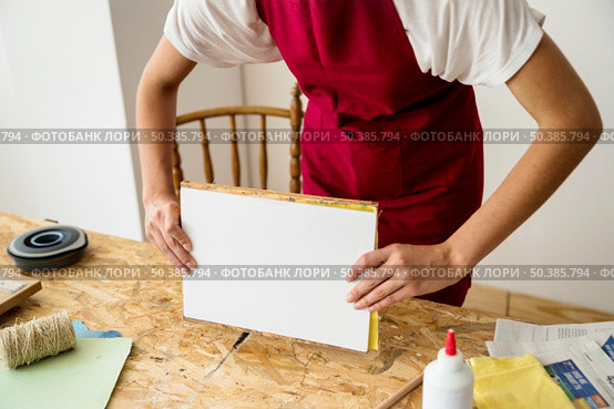 woman s hand holding mold wooden desk. Стоковое фото, агентство Ingram Publishing / Фотобанк Лори