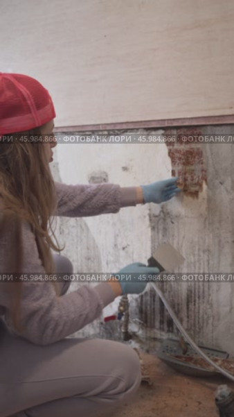 woman scrape wallpapers backview home renovation vertical. Стоковое видео, видеограф Mihail Mihaylov / Фотобанк Лори