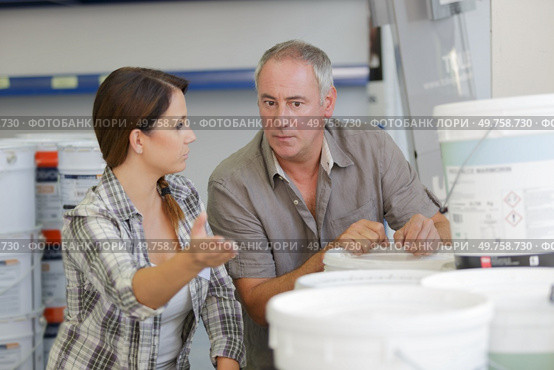 woman selling in a warehouse. Стоковое фото, агентство Ingram Publishing / Фотобанк Лори