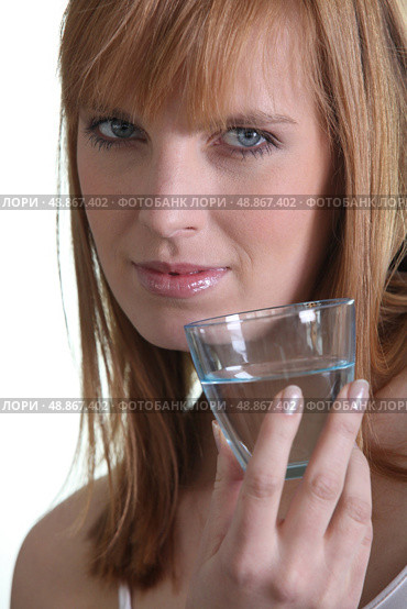 Woman showing a glass of water. Стоковое фото, агентство Ingram Publishing / Фотобанк Лори