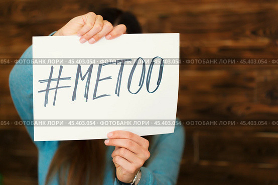 woman showing a note with the text me too. Стоковое фото, фотограф Сергей Толмачёв / Фотобанк Лори