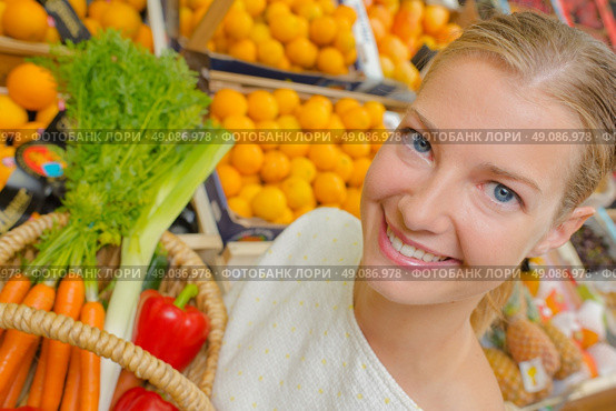 Woman showing basket of vegetables. Стоковое фото, агентство Ingram Publishing / Фотобанк Лори