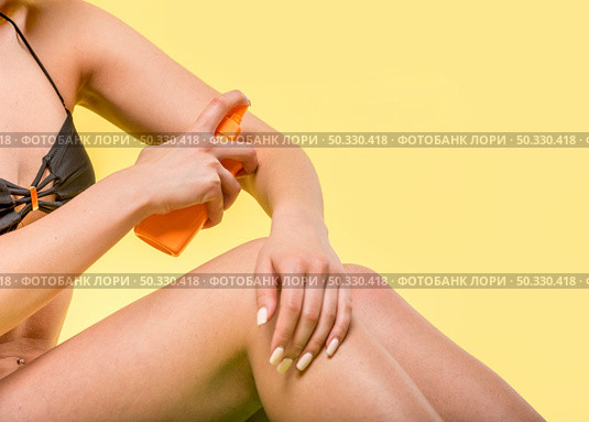 woman sitting applying sunscreen skin. High resolution photo. woman sitting applying sunscreen skin. High quality photo. Стоковое фото, агентство Ingram Publishing / Фотобанк Лори