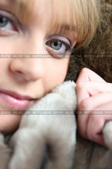 Woman snuggling up to a blanket. Стоковое фото, агентство Ingram Publishing / Фотобанк Лори