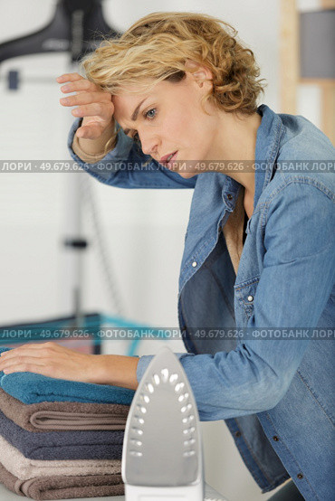 woman tired and exhausted by housekeeping jobs. Стоковое фото, агентство Ingram Publishing / Фотобанк Лори