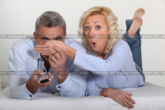 Woman trying to block her husband’s view. Стоковое фото, агентство Ingram Publishing / Фотобанк Лори