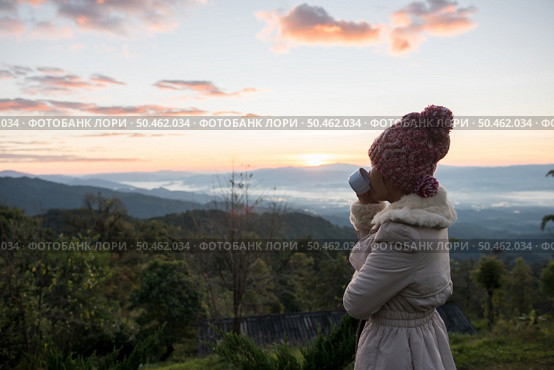 Woman wake up relax in morning on th mountain. Стоковое фото, агентство Ingram Publishing / Фотобанк Лори